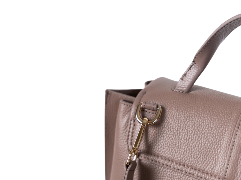 capri-tote-puder-bocni-detalj-kais Bočni prikaz kaiša i metalnog karabina na Capri Tote torbi u puder boji