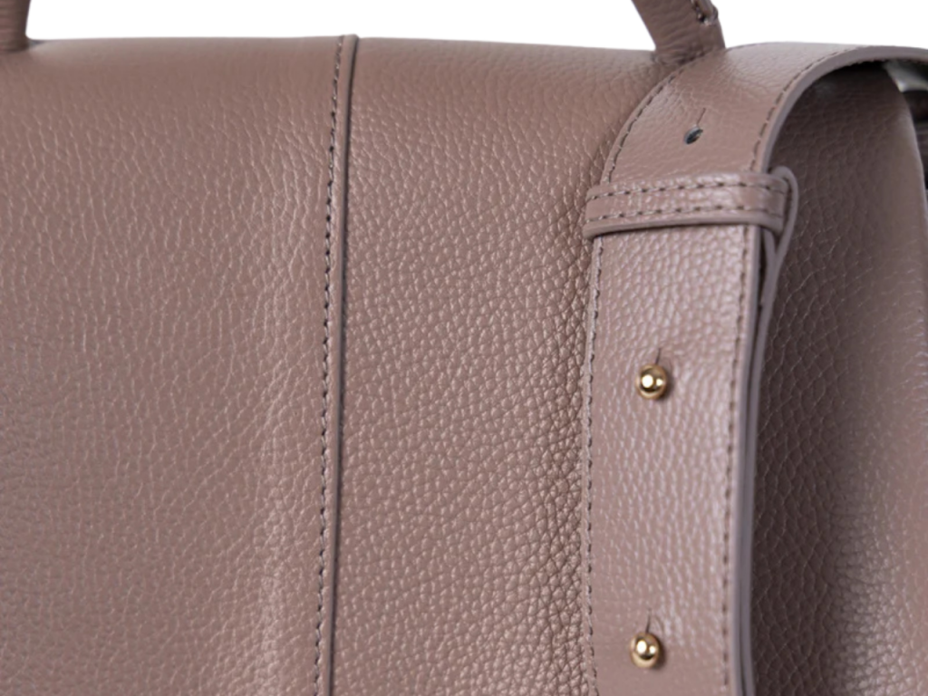 capri-tote-puder-detalj-kaisa-i-savova Capri Tote torba u puder nijansi – detalj kaiša i preciznih šavova