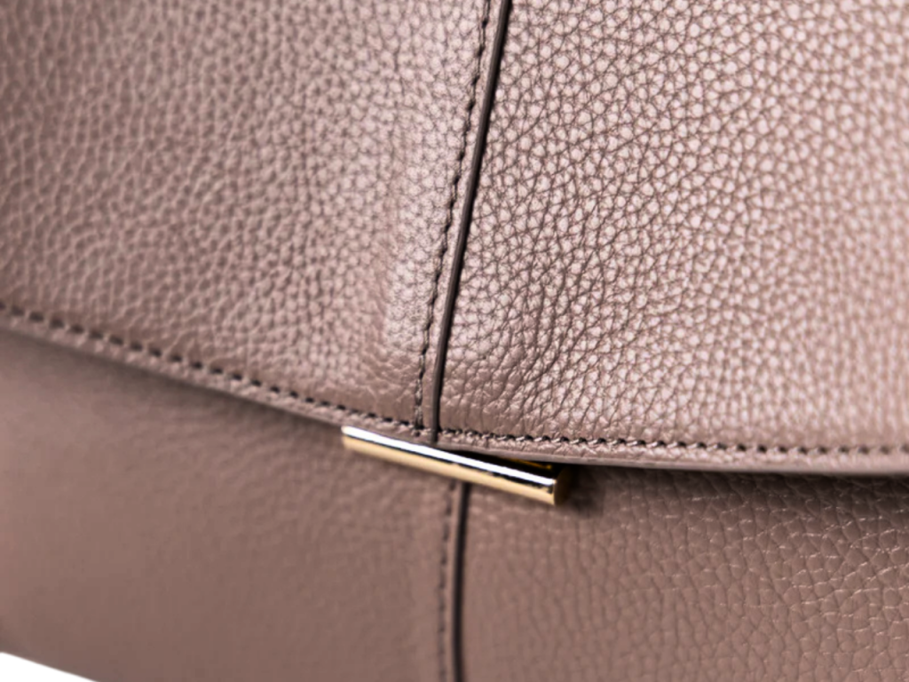 capri-tote-puder-detalj-zatvarac-koza Detalj bravice i teksture prirodne kože na Capri Tote torbi u puder boji