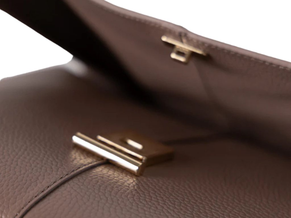 capri-tote-puder-metalni-zatvarac-detalj Capri Tote torba u puder nijansi – detalj metalnog zatvarača