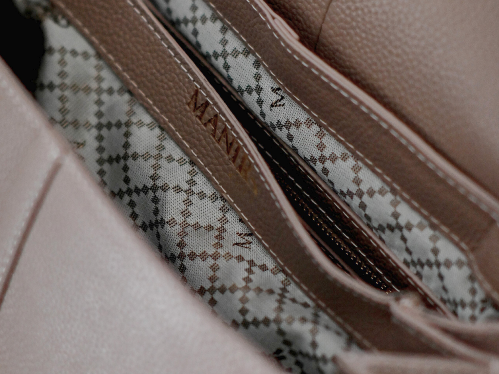 capri-tote-puder-postava-manir-print Unutrašnjost Capri Tote torbe u puder boji sa printom Manir logotipa